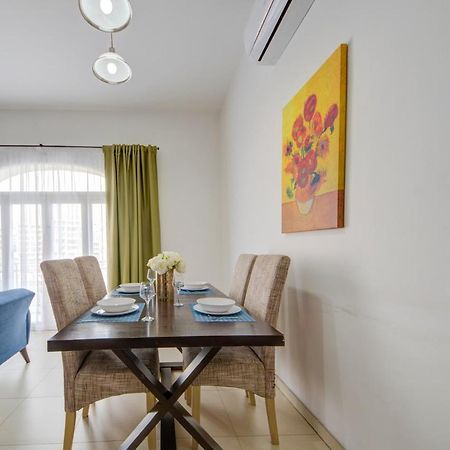 St Julians 2 Bedroom Apartment With Commanding Seaviews By Shortletsmalta سانت جوليان المظهر الخارجي الصورة
