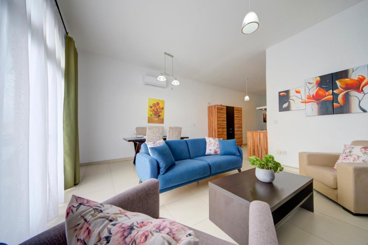 St Julians 2 Bedroom Apartment With Commanding Seaviews By Shortletsmalta سانت جوليان المظهر الخارجي الصورة