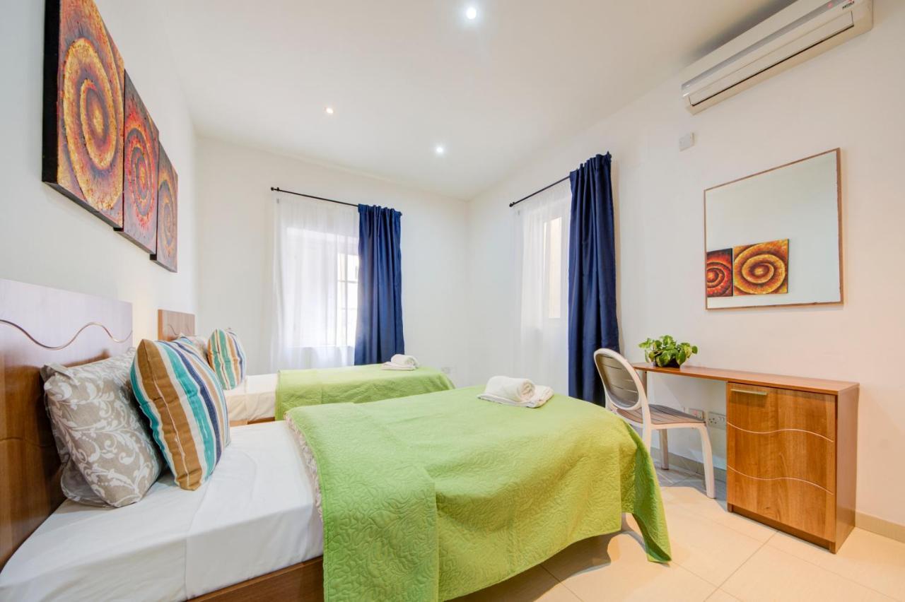 St Julians 2 Bedroom Apartment With Commanding Seaviews By Shortletsmalta سانت جوليان المظهر الخارجي الصورة
