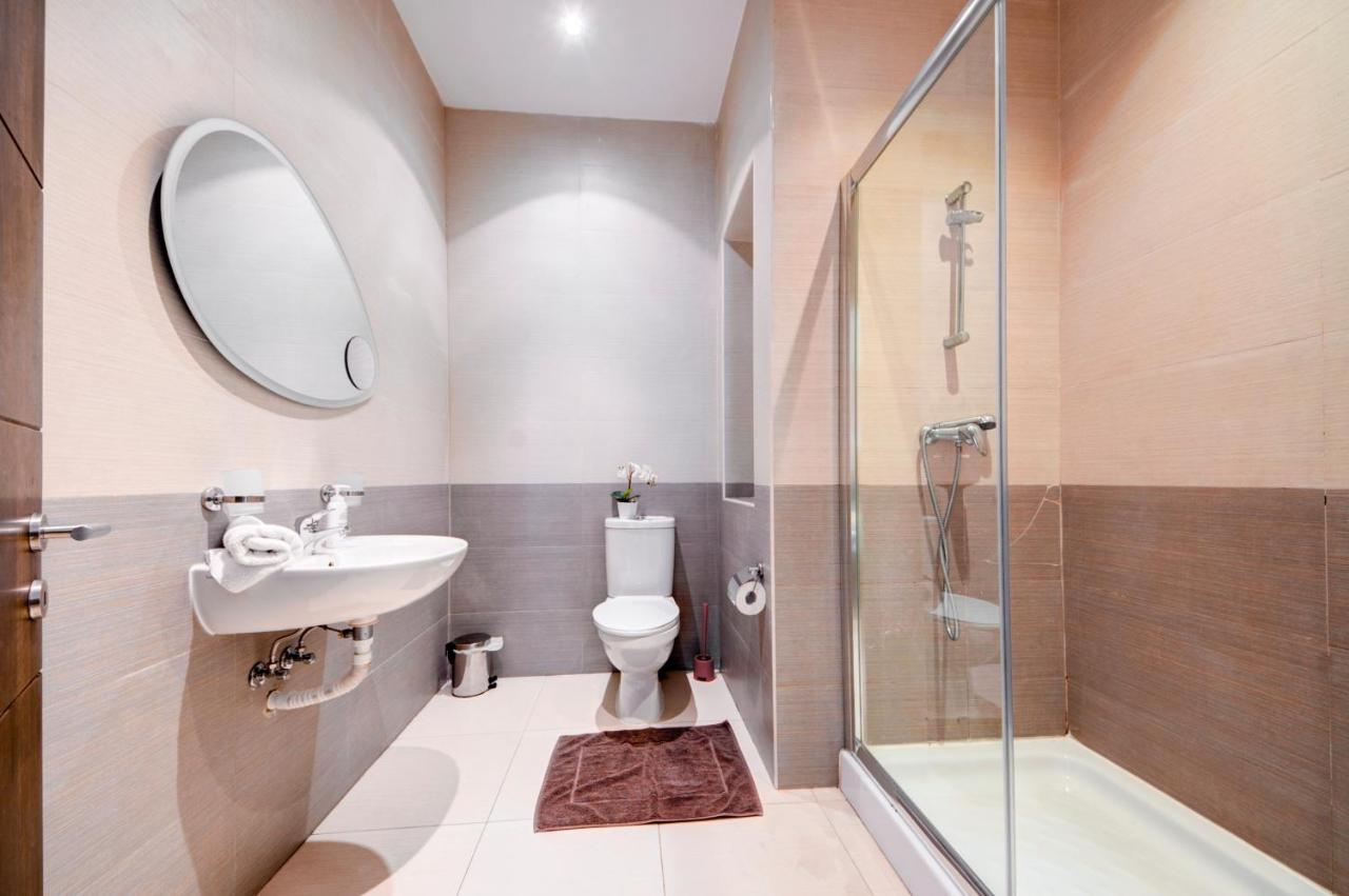 St Julians 2 Bedroom Apartment With Commanding Seaviews By Shortletsmalta سانت جوليان المظهر الخارجي الصورة